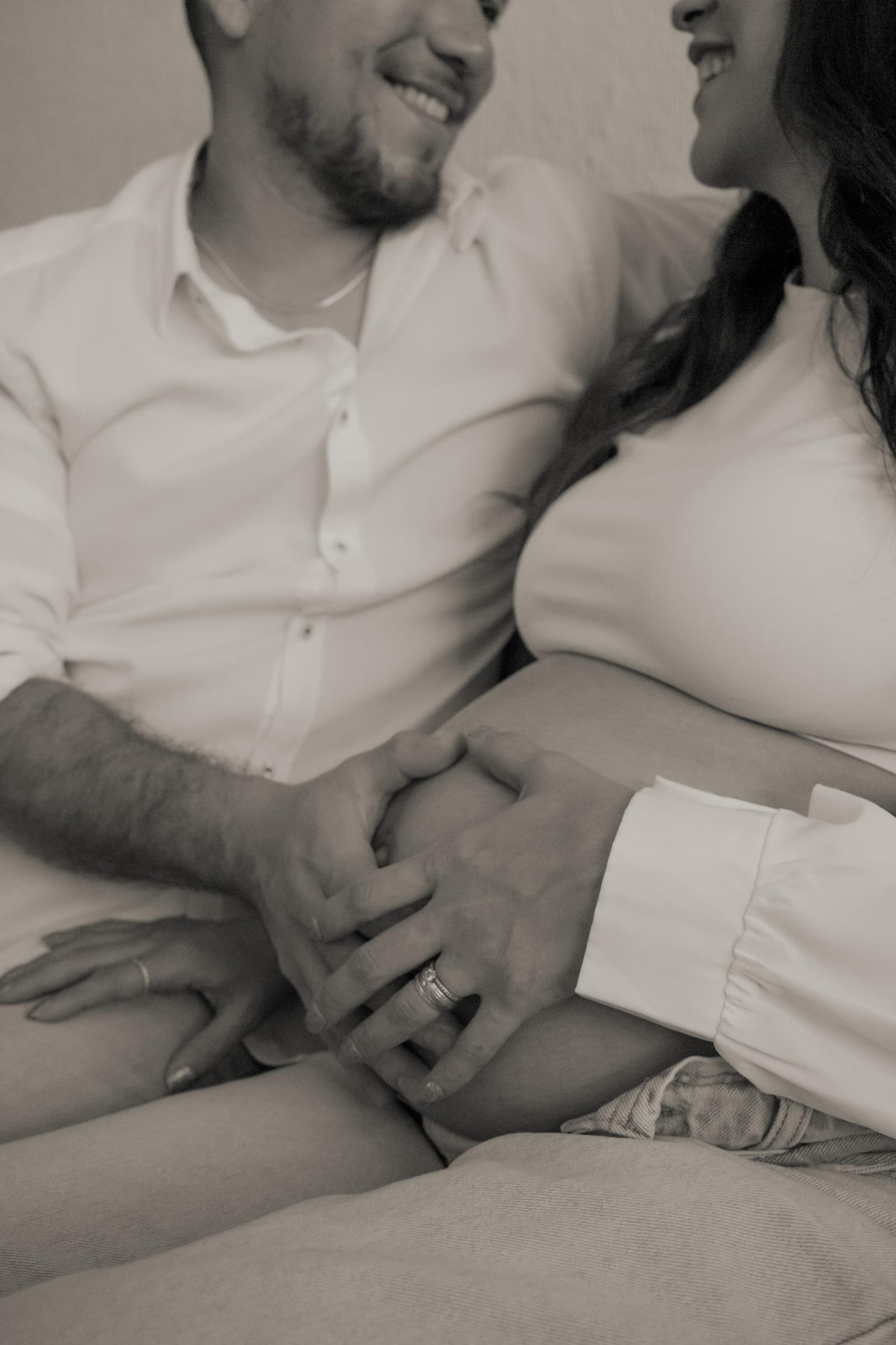 Pareja compartiendo un momento durante una sesión de embarazo