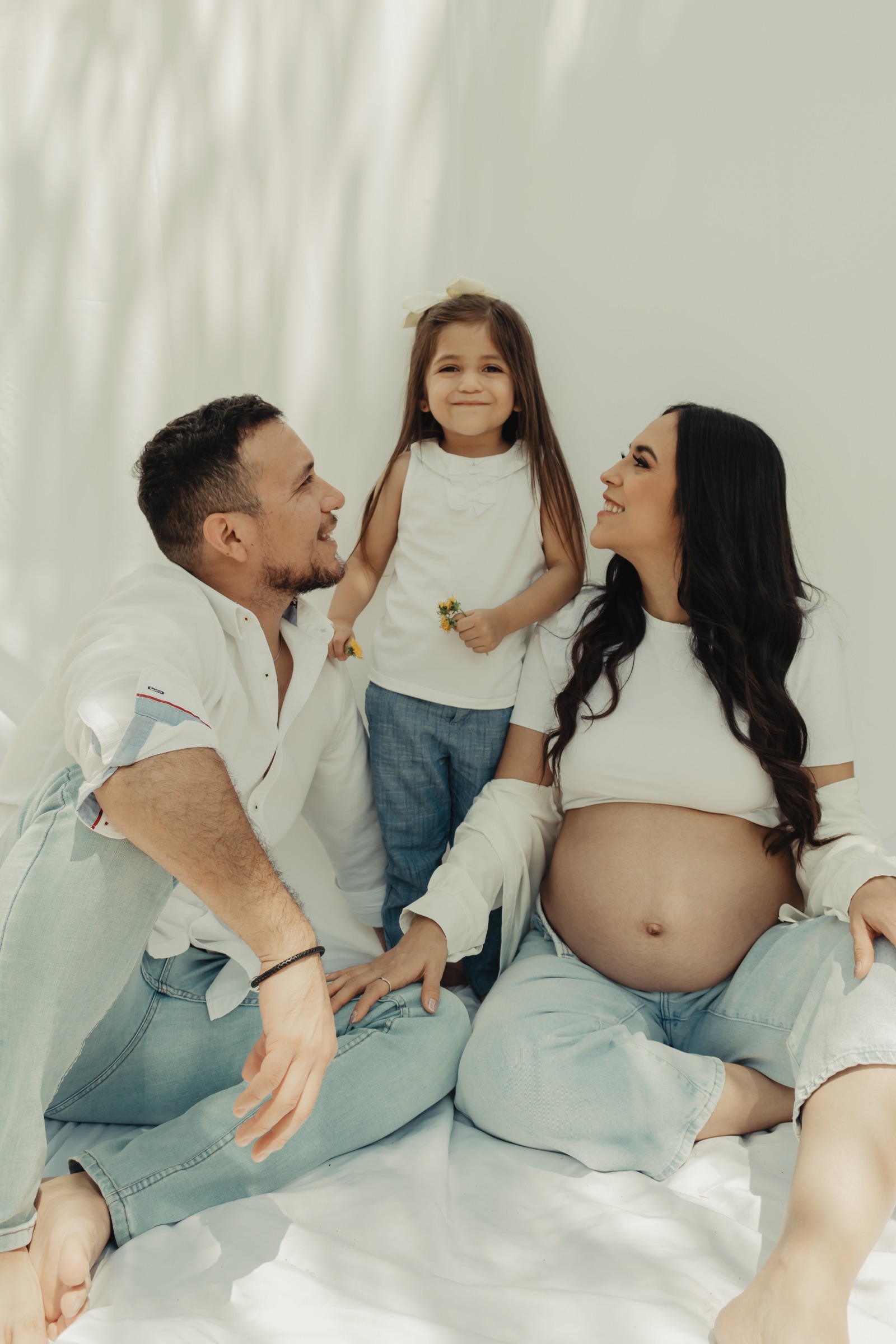 Pareja con su hija durante una sesión familiar de maternidad