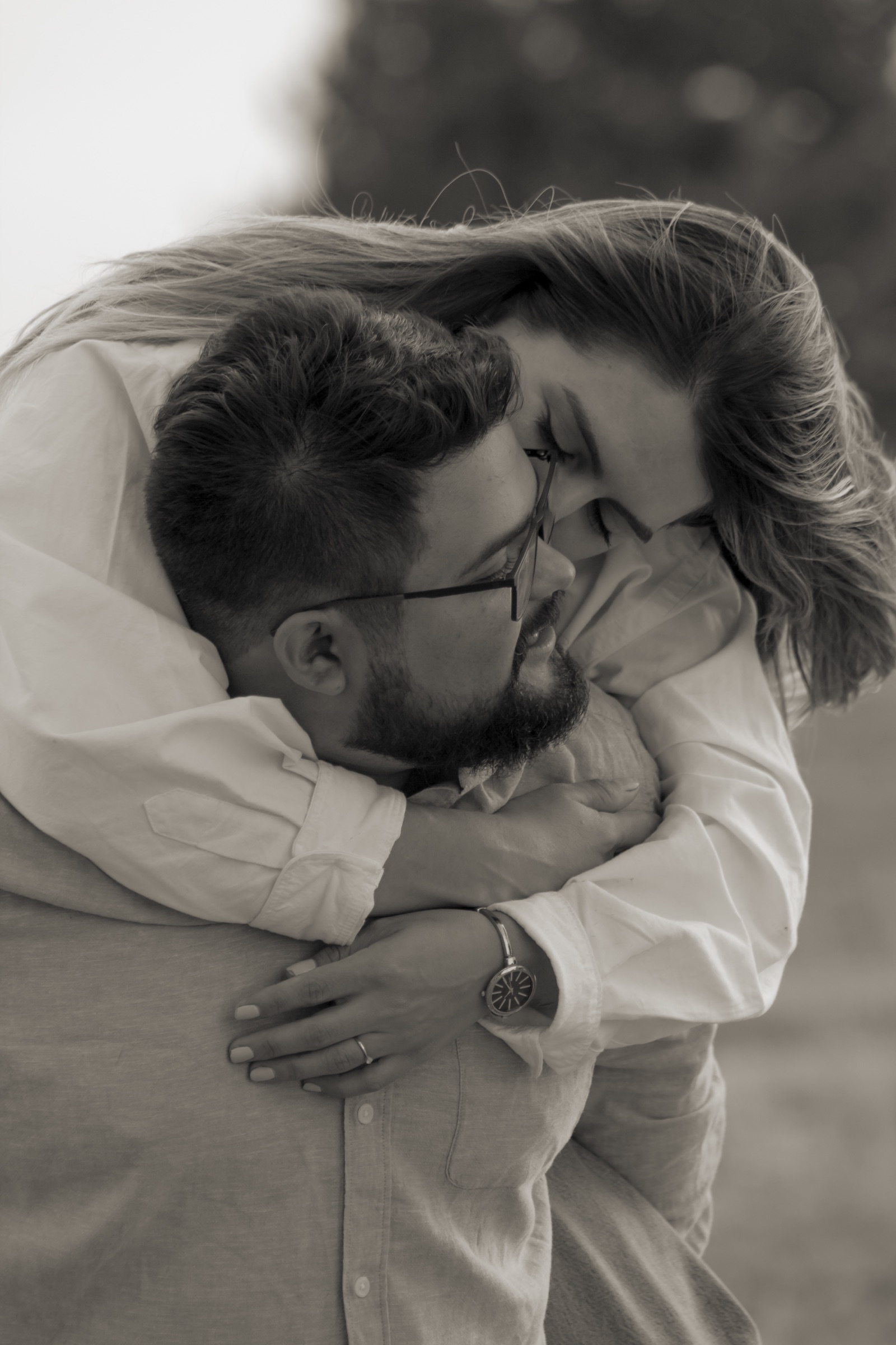 Pareja abrazada frente a frente en un retrato en blanco y negro